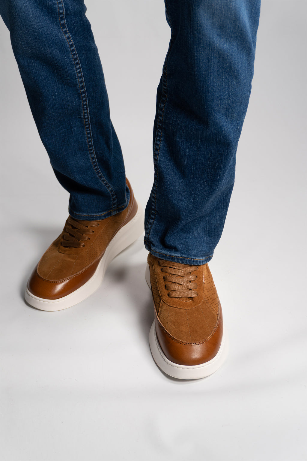 Showman Mens Sneaker In Cognac