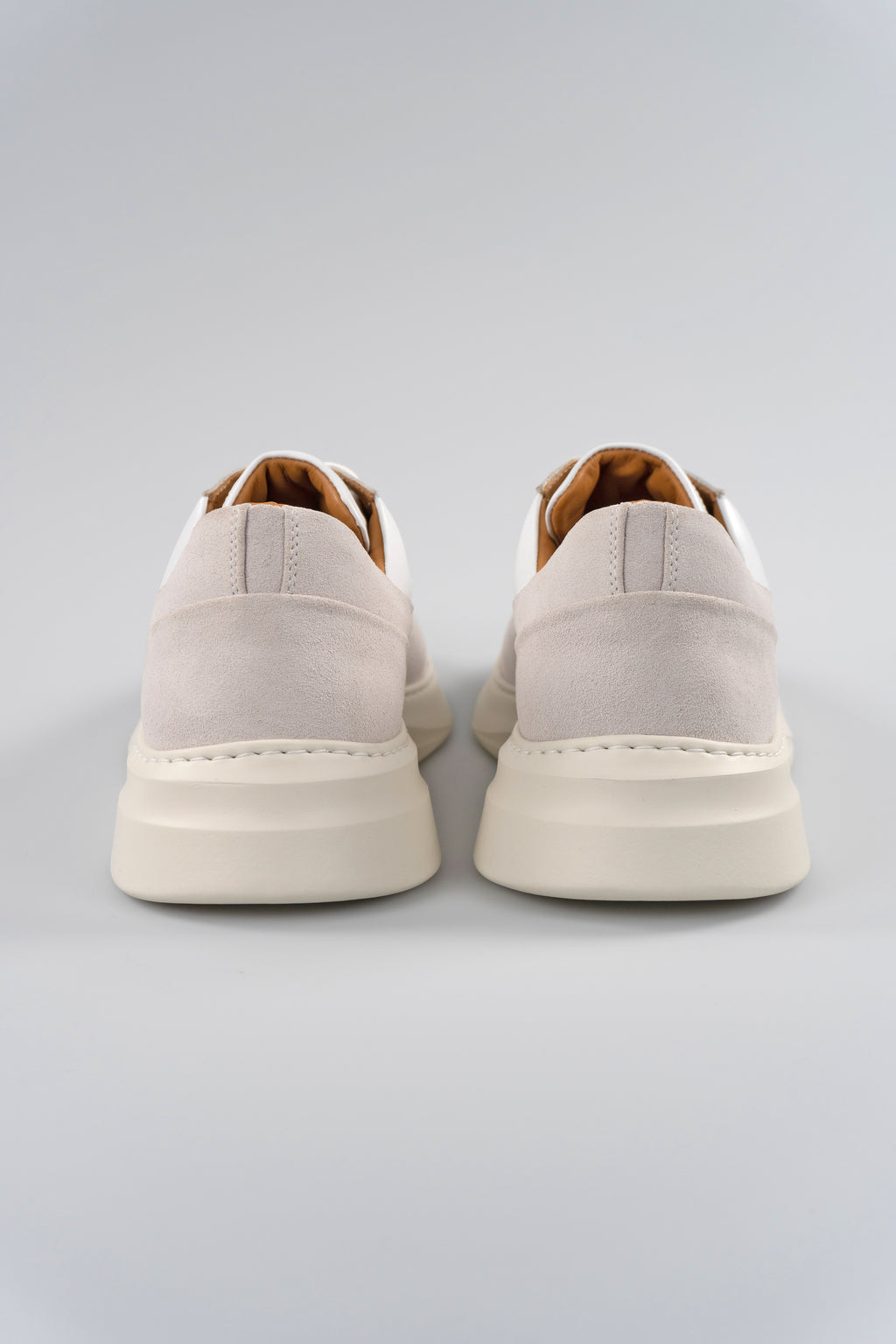 Showman Mens Sneaker In White Stone