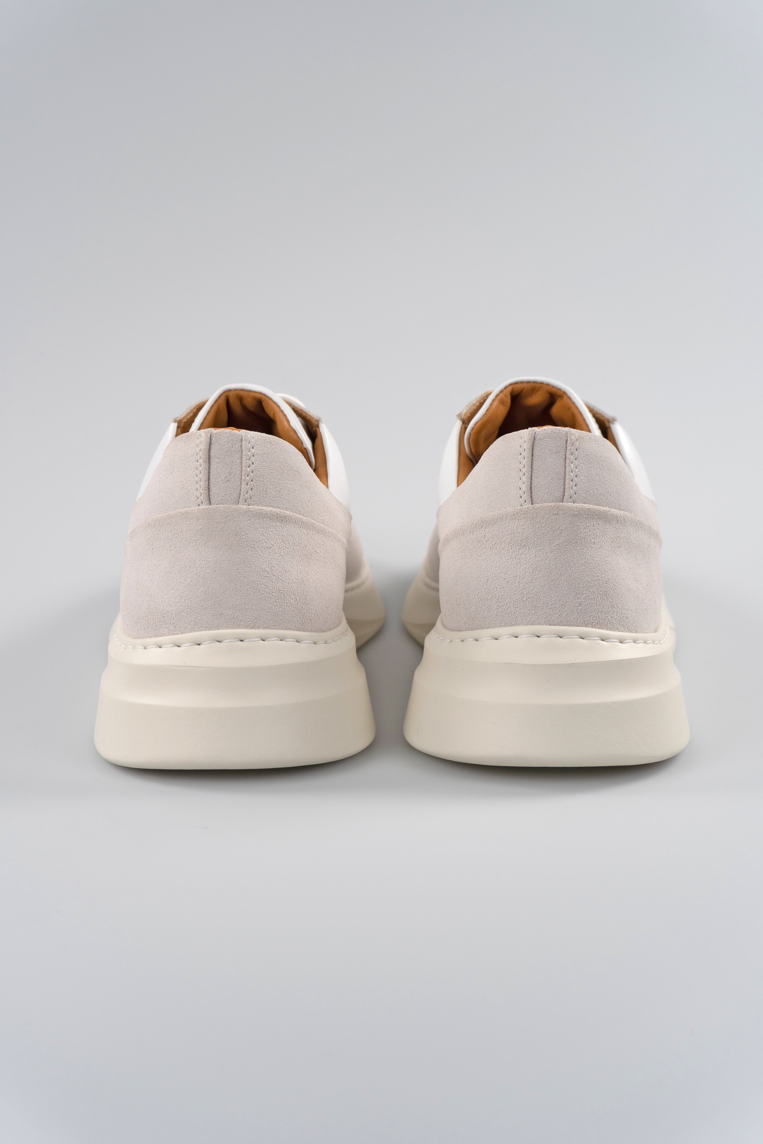 Showman Mens Sneaker In White Stone