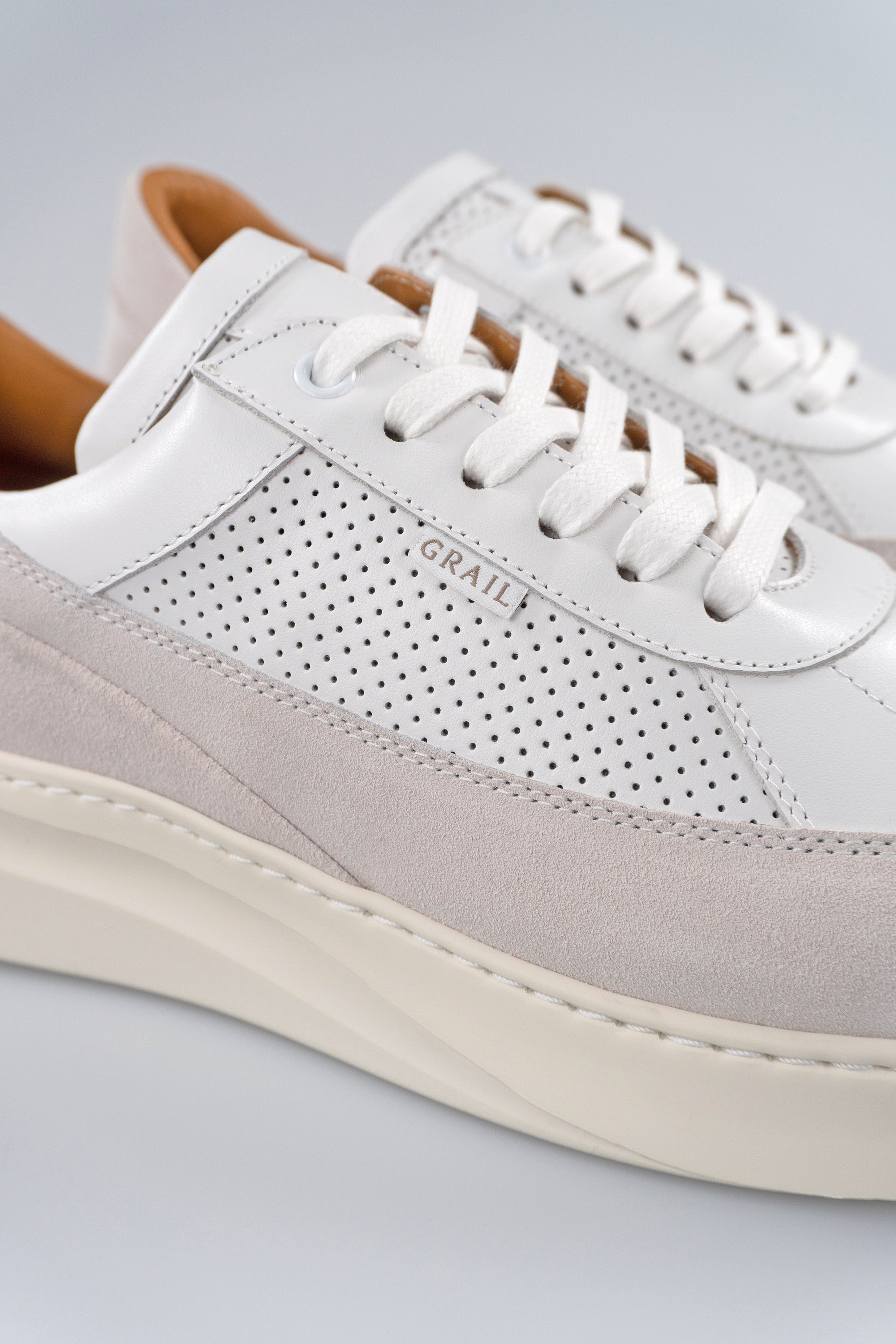 Showman Mens Sneaker In White Stone