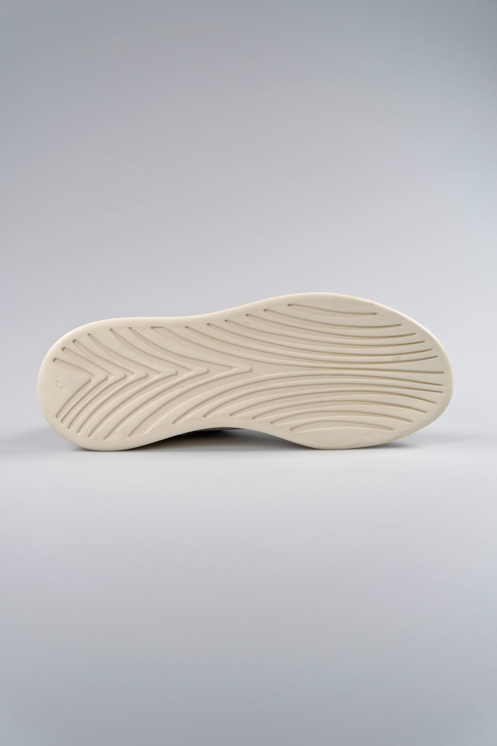 Showman Mens Sneaker In White Stone