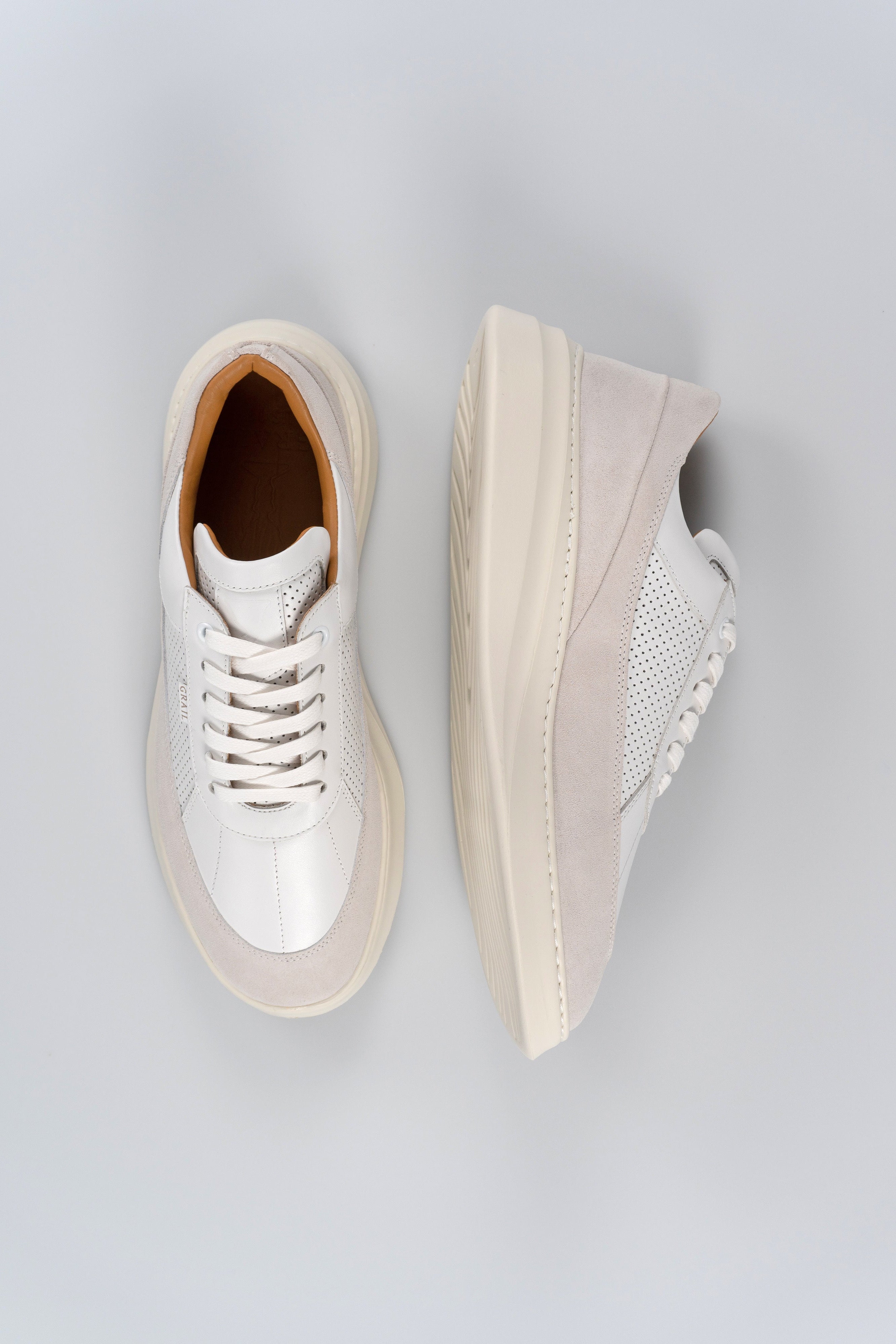 Showman Mens Sneaker In White Stone