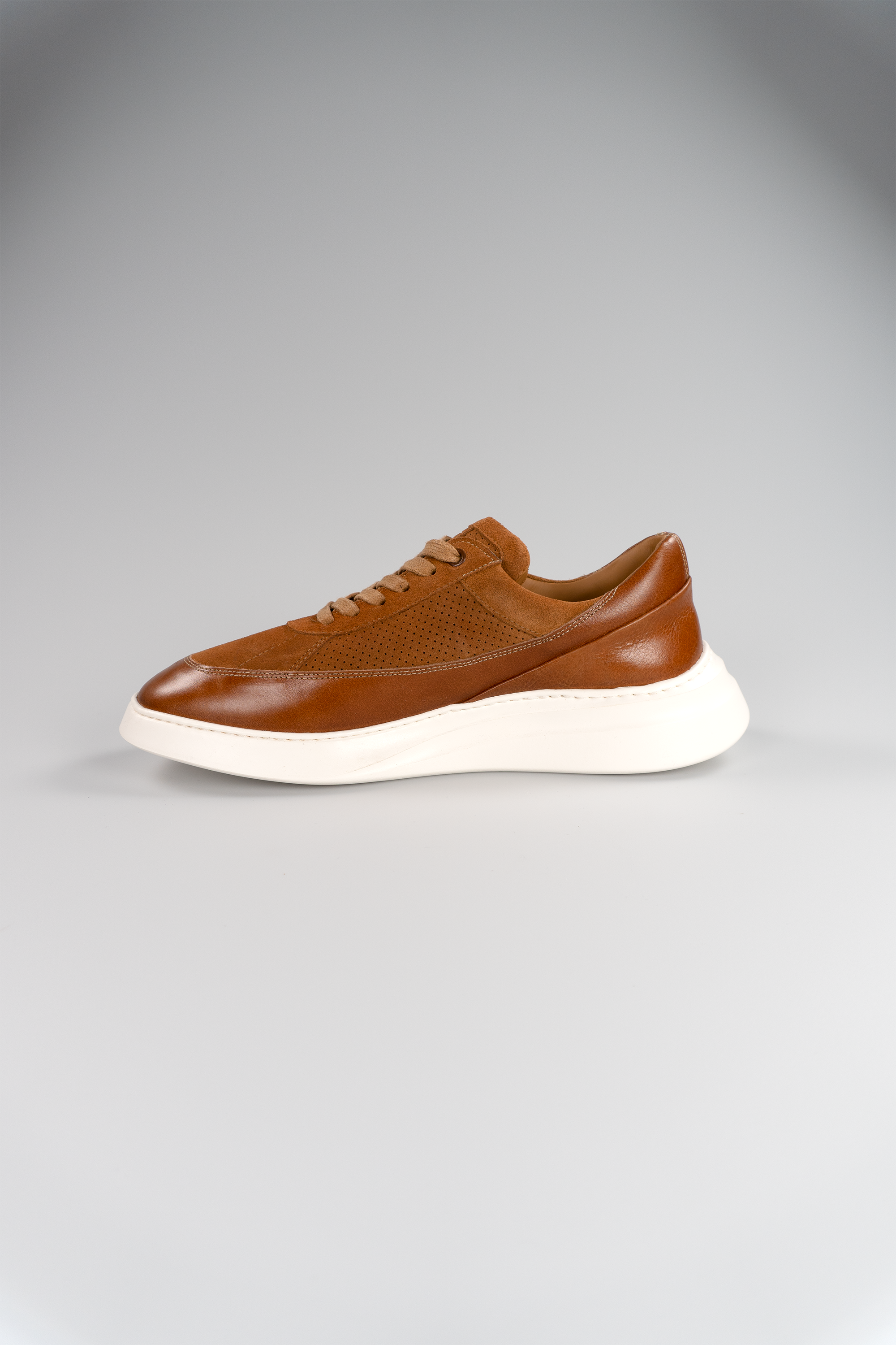 Showman Mens Sneaker In Cognac
