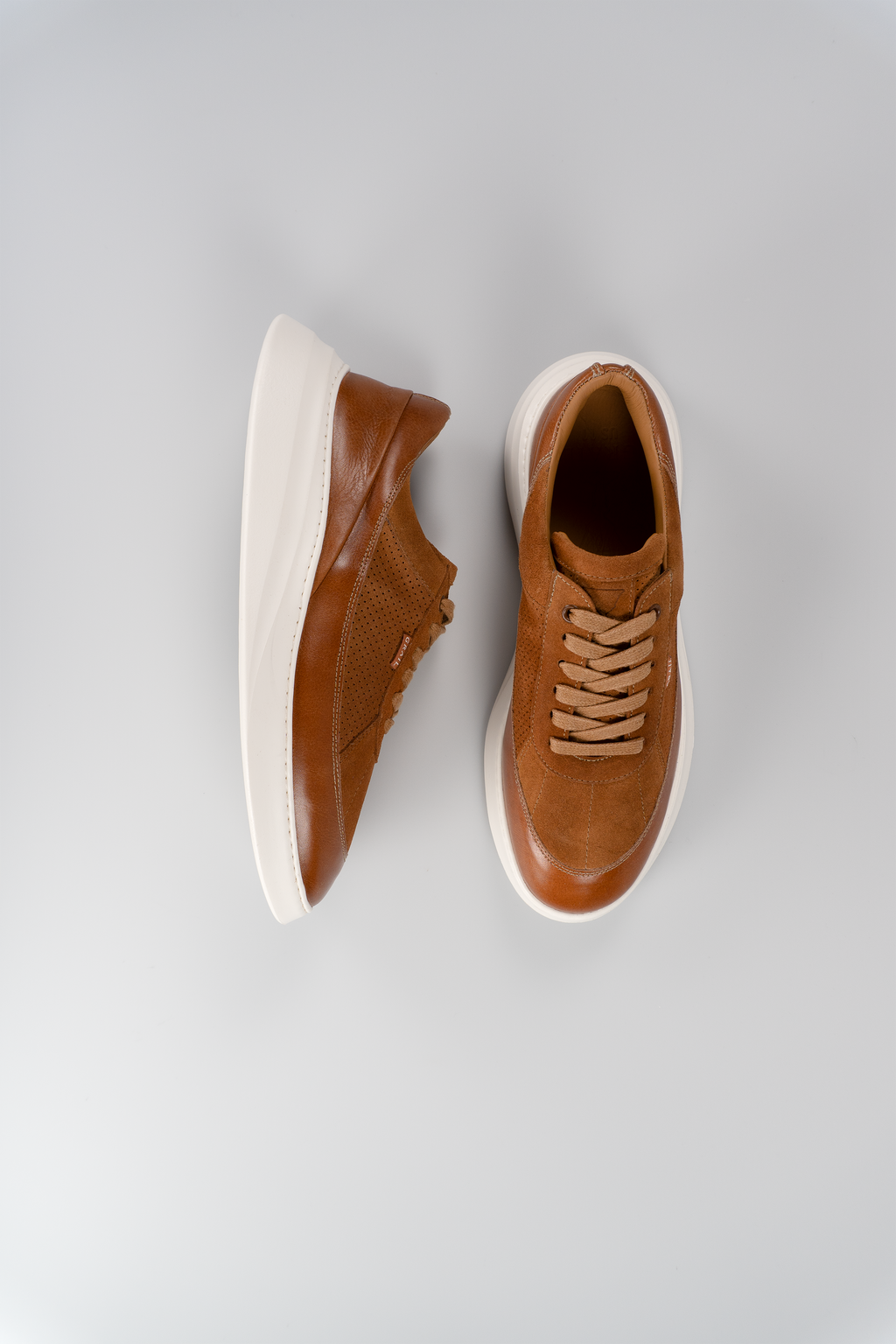 Showman Mens Sneaker In Cognac